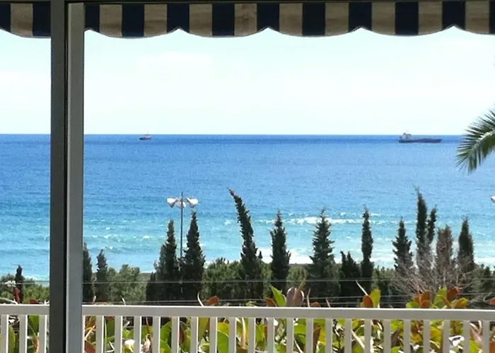 Facing The Mediterranean In The Center טראגונה